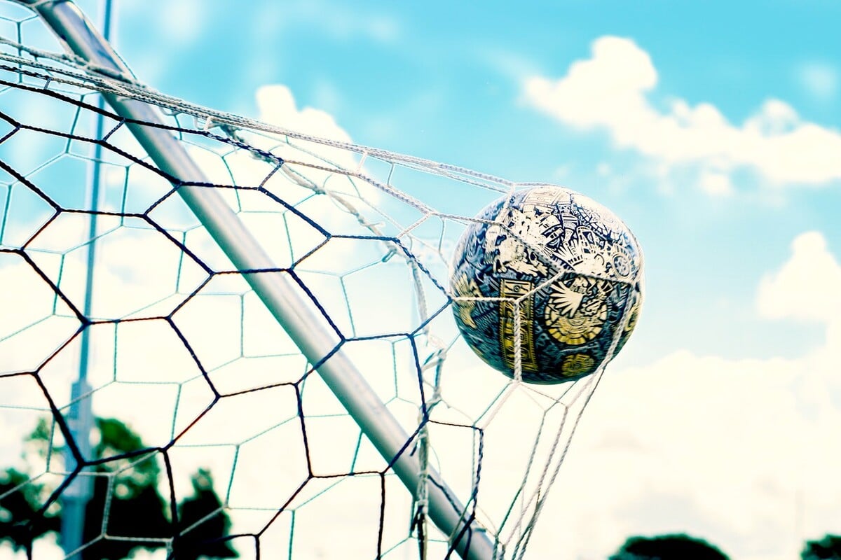 A primer on how points are scored in soccer, including penalties and offsides. Also explains what is shown on a scoreboard.